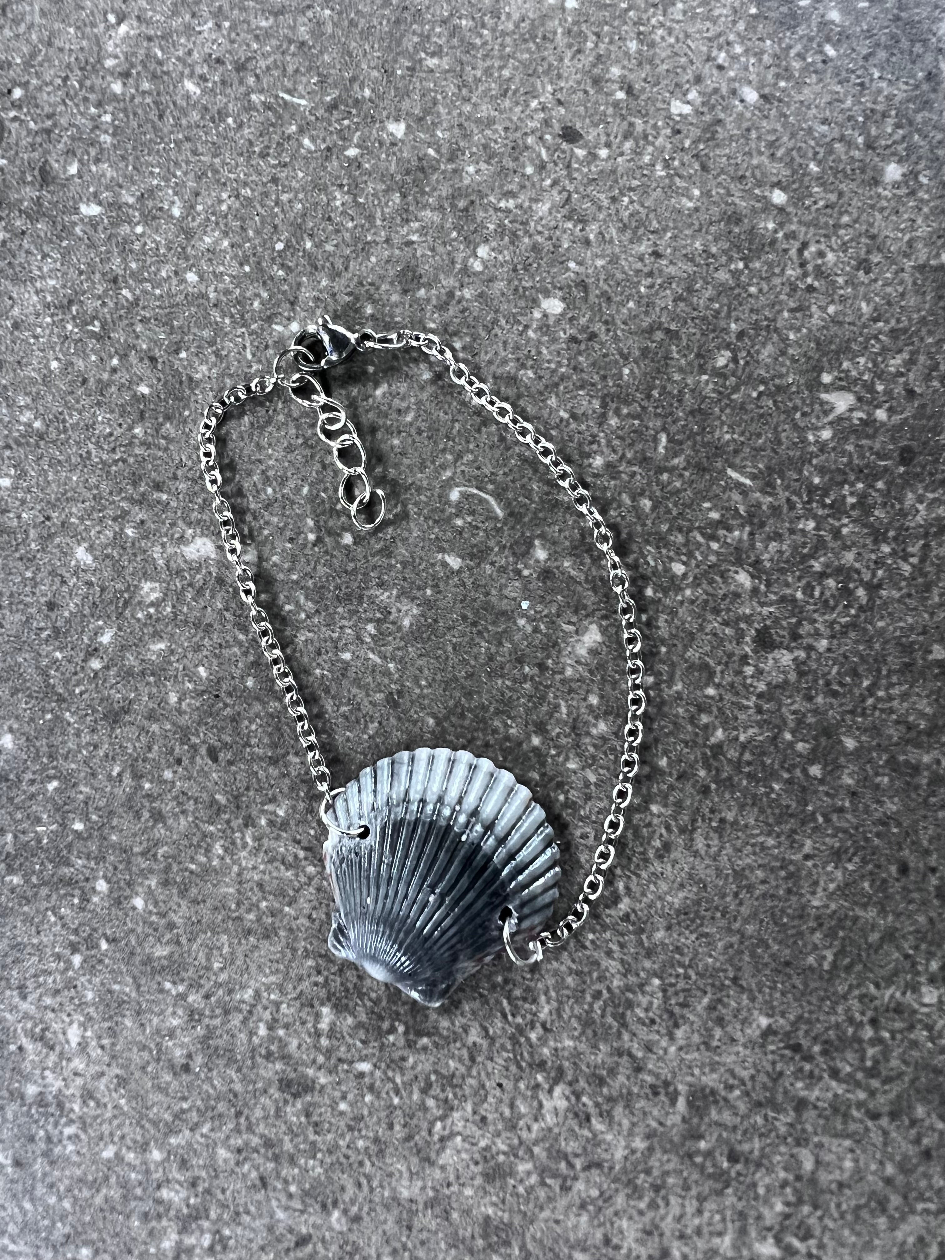 Dark Grey Scallop Shell Bracelet - Silver
